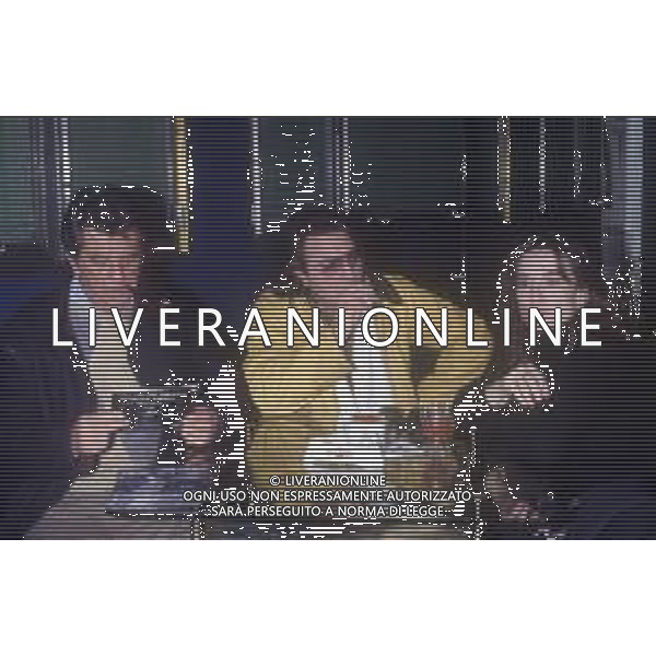 DIAP-RETROSPETTIVA LINA SASTRI ATTRICE E CANTANTE NELLA FOTO LINA SASTRI A MILANO IN TERRAZZA MARTINI CON NANNI LOY GIANCARLO GIANNINI E TULLIO DE PISCOPO NELL\'ANNO 1984 AG ALDO LIVERANI SAS