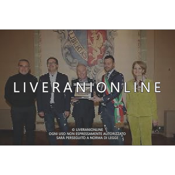 IMOLA 03 02 2024 consegna targa a GABRIELE PERONI AUSL PER IL PENSIONAMENTO NELLA FOTO DA SINISTRA STEFANO MIRRI,DIRETTORE GENERALE AUSL ANDREA ROSSI,GABRIELE PERONI,SINDACO MARCO PANIERI E MARIA TERESA DONATTINI DIRETTORE AMMINISTRATIVO FOTO GIANNI SANNA-AG ALDO LIVERANI SAS