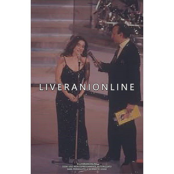 DIAP-RETROSPETTIVA LINA SASTRI ATTRICE E CANTANTE NELLA FOTO LINA SASTRI AL FESTIVAL DI SANREMO NELL\'ANNO 1992 CON PIPPO BAUDO  AG ALDO LIVERANI SAS  