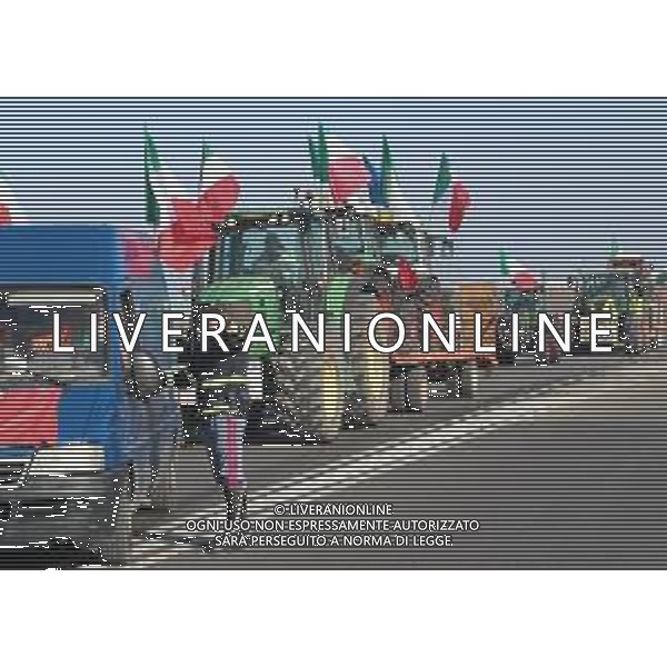 CASTEL SAN PIETRO 05 02 2024 PROTESTA DEGLI AGRICOLTORI PRESSO IL CASELLO DELL\'AUTOSTRADA DI CASTEL SAN PIETRO CONTRO LE NUOVE NORME D\'EUROPA NELLA FOTO ARRIVO DEI TRATTORI VIABILITA\' POLIZIA STRADALE DI IMOLA FOTO GIANNI SANNA-AG ALDO LIVERANI SAS