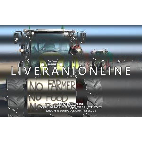 CASTEL SAN PIETRO 05 02 2024 PROTESTA DEGLI AGRICOLTORI PRESSO IL CASELLO DELL\'AUTOSTRADA DI CASTEL SAN PIETRO CONTRO LE NUOVE NORME D\'EUROPA NELLA FOTO ARRIVO DEI TRATTORI FOTO GIANNI SANNA-AG ALDO LIVERANI SAS