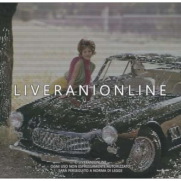 COL-RETROSPETTIVA MIRANDA MARTINO ATTRICE E CANTANTE NELLA FOTO MIRANDA MARTINO CON AUTO MASERATI AG ALDO LIVERANI SAS 