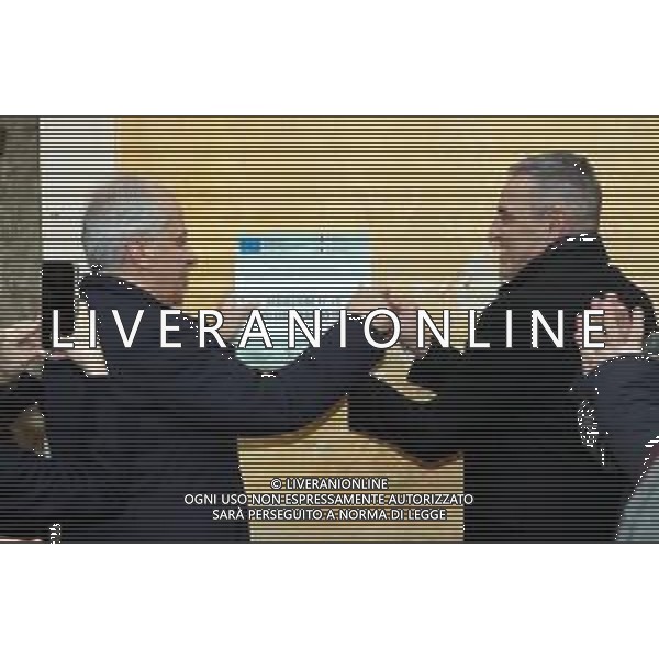 IMOLA 10 02 2024 Nell\'ambito del PNRR, il progetto di recupero dei padiglioni del Complesso Osservanza Ë finanziato attraverso i Piani Urbani Integrati che sono in capo al Ministero dell\'Interno (da qui la presenza del ministro Piantedosi).NELLA FOTO POSIZIONE DI UNA TARGHA DA PARTE DI STEFANO MIRRI SEGRETARIO COMUNALE MINISTRO DELL\'INTERNO MATTEO PIANTEDOSI ©SANNA/AGENZIA ALDO LIVERANI SAS