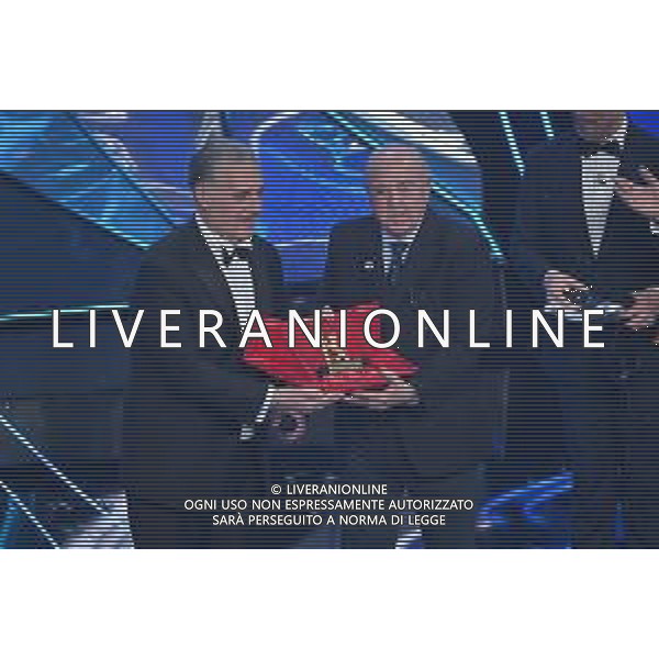 Festival Sanremo 2024 nella foto Pippo Balistreri, direttore di palco, riceve il premio Città di Sanremo 74mo Festival della Canzone Italiana - Quinta Serata Teatro Ariston - Sanremo (IM) 10-02-2024 foto Roberto Garavaglia/agenzia Aldo Liverani sas/AGENZIA ALDO LIVERANI SAS