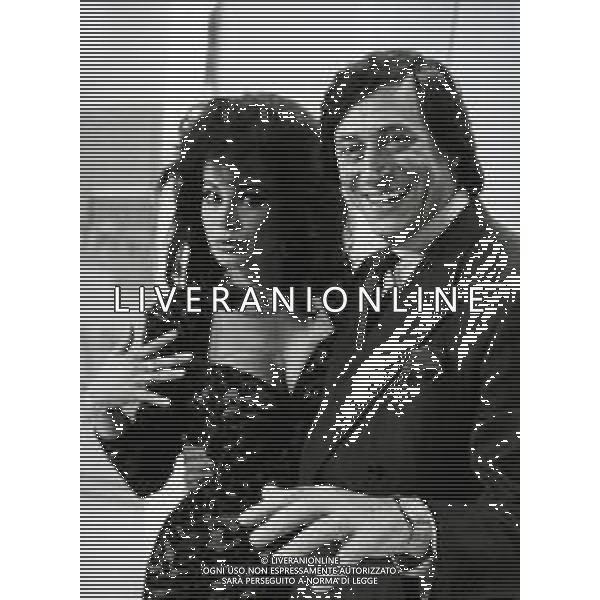 GUIDO ANGELI CON CARMEN RUSSO NEL PROGRAMMA TV: " QUEL FANTASTICO TRAGICO VENERDI" SU RETE4 - EDIZIONE 1986/1987 PRESENTATORE TELEVISIVO © AG. ALDO LIVERANI SAS RETROSPETTIVE