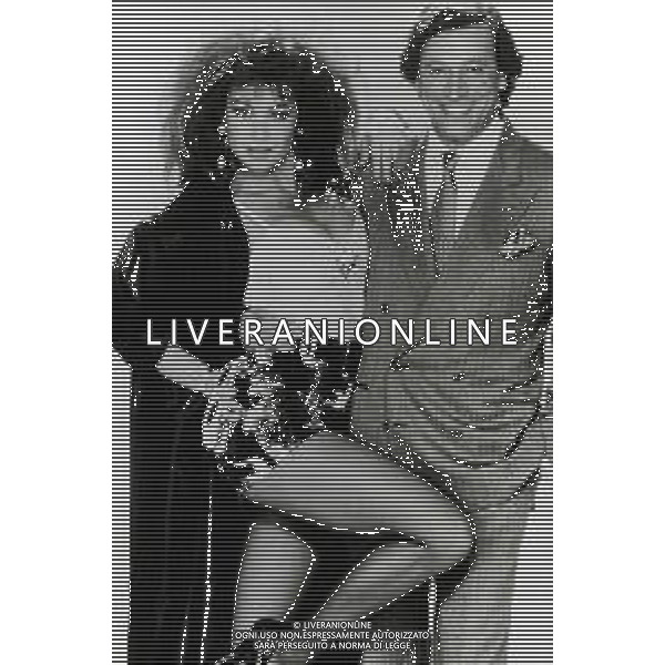 GUIDO ANGELI CON CARMEN RUSSO NEL PROGRAMMA TV: " QUEL FANTASTICO TRAGICO VENERDI" SU RETE4 - EDIZIONE 1986/1987 PRESENTATORE TELEVISIVO © AG. ALDO LIVERANI SAS RETROSPETTIVE