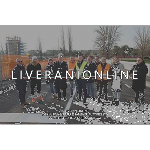 IMOLA 14 02 2024 IL PONTE DI VIALE DANTE SUL SANTERNO RIAPERTO ALLA CIRCOLAZIONE STRADALE NELLA FOTO TAGLIO DEL NASTRO CON SINDACO MARCO PANIERI ASSESSORI ELENA PENAZZI PIERANGELO RAFFINI E LA DITTA CHE HA ESEGUITI I LAVORI ©SANNA/AGENZIA ALDO LIVERANI SAS