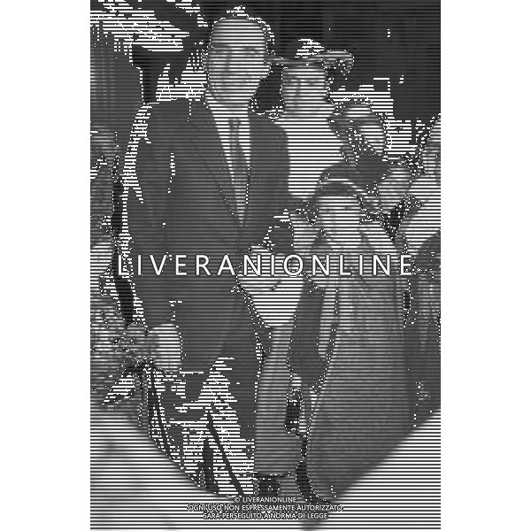 NEG RETROSPETTIVA PAOLO PILLITTERI SINDACO DI MILANO E POLITICO PARTITO SOCIALISTA ITALIANO NELLA FOTO PAOLO PILLITTERI SINDACO DI MILANO A PALAZZO MARINO CON MENEGHINO E CECCA MASCHERE DI CARNEVALE IL GIORNO 05-03-1987 AG ALDO LIVERANI SAS