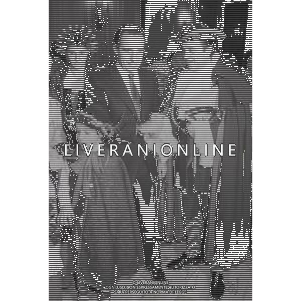 NEG RETROSPETTIVA PAOLO PILLITTERI SINDACO DI MILANO E POLITICO PARTITO SOCIALISTA ITALIANO NELLA FOTO PAOLO PILLITTERI SINDACO DI MILANO A PALAZZO MARINO CON MENEGHINO E CECCA MASCHERE DI CARNEVALE IL GIORNO 05-03-1987 AG ALDO LIVERANI SAS
