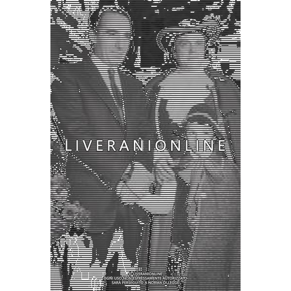 NEG RETROSPETTIVA PAOLO PILLITTERI SINDACO DI MILANO E POLITICO PARTITO SOCIALISTA ITALIANO NELLA FOTO PAOLO PILLITTERI SINDACO DI MILANO A PALAZZO MARINO CON MENEGHINO E CECCA MASCHERE DI CARNEVALE IL GIORNO 05-03-1987 AG ALDO LIVERANI SAS
