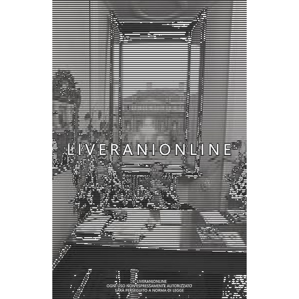 NEG- RETROSPETTIVA PAOLO PILLITTERI SINDACO DI MILANO E POLITICO PARTITO SOCIALISTA ITALIANO NELLA FOTO PAOLO PILLITTERI SINDACO DI MILANO NELL\'ANNO 1987 A PALAZZO MARINO MILANO AG ALDO LIVERANI SAS 