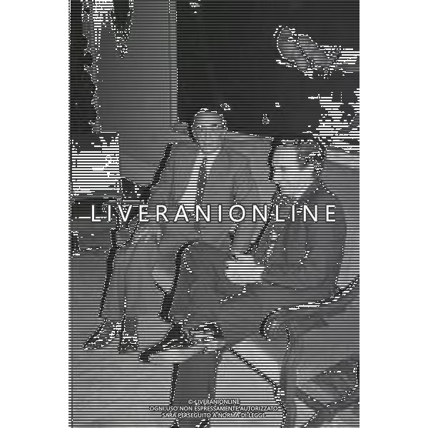 NEG- RETROSPETTIVA PAOLO PILLITTERI SINDACO DI MILANO E POLITICO PARTITO SOCIALISTA ITALIANO NELLA FOTO PAOLO PILLITTERI SINDACO DI MILANO A PALAZZO MARINO NELL\'ANNO 1988 CON VITTORIO GASSMAN AG ALDO LIVERANI SAS