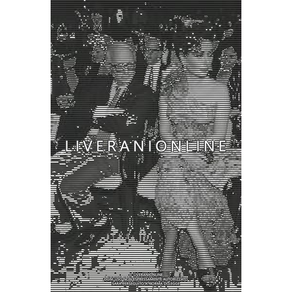 NEG-RETROSPETTIVA ENZO BIAGI GIORNALISTA-SCRITTORE E CONDUTTORE TELEVISIVO NELLA FOTO ENZO BIAGI CON EDWIGE FENECH NELL\'ANNO 1985 AI GIARDINI NAXOS AG ALDO LIVERANI SAS