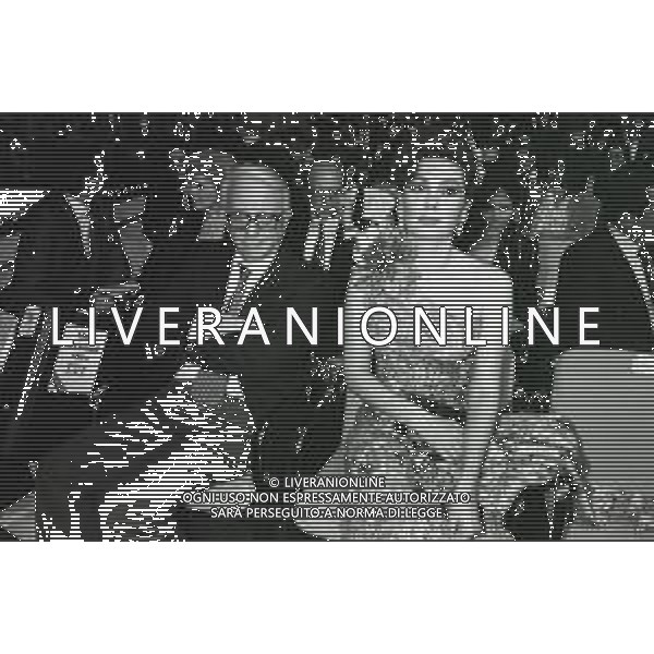 NEG-RETROSPETTIVA ENZO BIAGI GIORNALISTA-SCRITTORE E CONDUTTORE TELEVISIVO NELLA FOTO ENZO BIAGI CON EDWIGE FENECH NELL\'ANNO 1985 AI GIARDINI NAXOS AG ALDO LIVERANI SAS