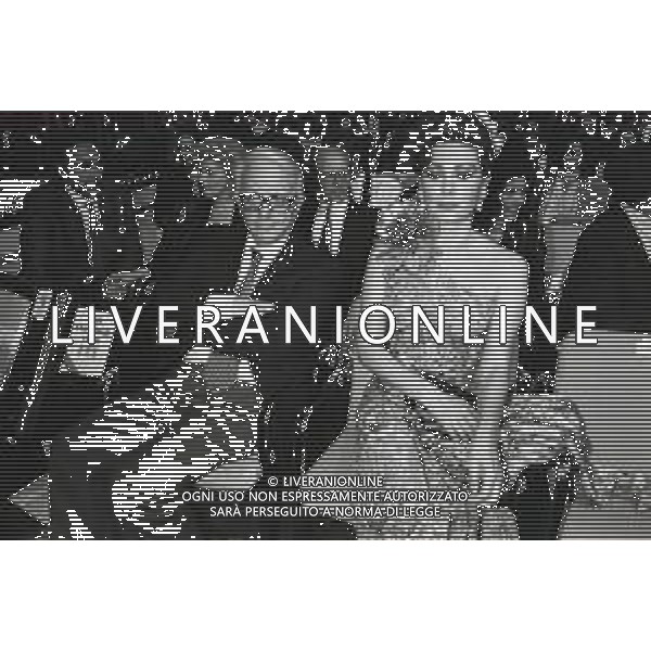 NEG-RETROSPETTIVA ENZO BIAGI GIORNALISTA-SCRITTORE E CONDUTTORE TELEVISIVO NELLA FOTO ENZO BIAGI CON EDWIGE FENECH NELL\'ANNO 1985 AI GIARDINI NAXOS AG ALDO LIVERANI SAS