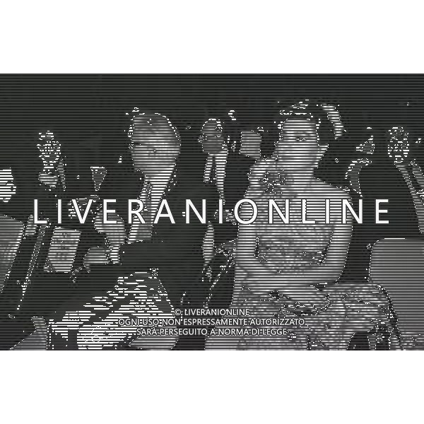 NEG-RETROSPETTIVA ENZO BIAGI GIORNALISTA-SCRITTORE E CONDUTTORE TELEVISIVO NELLA FOTO ENZO BIAGI CON EDWIGE FENECH NELL\'ANNO 1985 AI GIARDINI NAXOS AG ALDO LIVERANI SAS