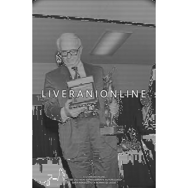NEG-RETROSPETTIVA ENZO BIAGI GIORNALISTA-SCRITTORE E CONDUTTORE TELEVISIVO NELLA FOTO ENZO BIAGI A MILANO NELL\'ANNO 1985 AG ALDO LIVERANI SAS