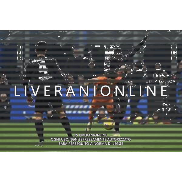 Inter vs Salernitana nella foto Tajon Trevor Buchanan (Inter) cade in area dopo un contrasto prolungato con Junior Sambia (Salernitana) ma l\'arbitro Marco Piccinini di Forli\' e VASR lasciano giocare Milano 16-02-2024 Stadio Giuseppe Meazza - San Siro Campionato Serie A TIM - 25a giornata foto Roberto Garavaglia/Agenzia Aldo Liverani sas/AGENZIA ALDO LIVERANI SAS