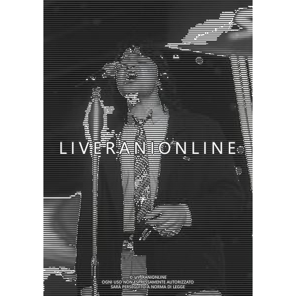 NEG-RETROSPETTIVA DRUPI CANTANTE NELLA FOTO DRUPI AL FESTIVAL DI SANREMO NELL\'ANNO 1984 AG ALDO LIVERANI SAS 