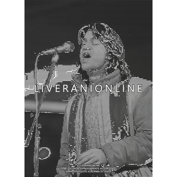 NEG-RETROSPETTIVA DRUPI CANTANTE NELLA FOTO DRUPI AL FESTIVAL DI SANREMO NELL\'ANNO 1982 AG ALDO LIVERANI SAS