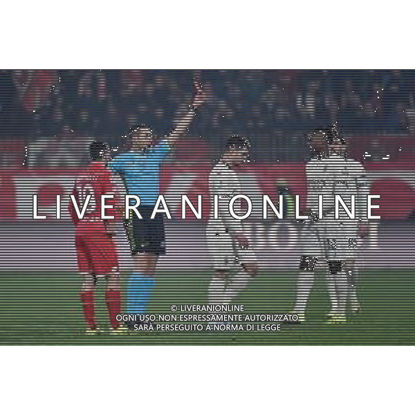 Monza vs Milan nella foto l\'arbitro Andrea Colombo di Como espelle Luka Jovic (Milan) dopo revisione al VAR Monza 18-02-2024 U-Power Stadium Campionato Serie A TIM - 25a giornata foto Roberto Garavaglia/Agenzia Aldo Liverani sas/AGENZIA ALDO LIVERANI SAS