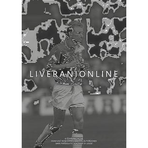 NEG-RETROSPETTIVA DENNIS BERGKAMP CALCIATORE NELLA FOTO DENNIS BERGKAMP CON LA MAGLIA DELL\'AJAX NELL\' ANNO 1991-1992 AG ALDO LIVERANI SAS