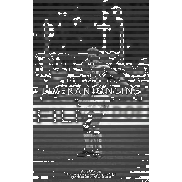 NEG-RETROSPETTIVA DENNIS BERGKAMP CALCIATORE NELLA FOTO DENNIS BERGKAMP CON LA MAGLIA DELL\'AJAX NELL\' ANNO 1991-1992 AG ALDO LIVERANI SAS
