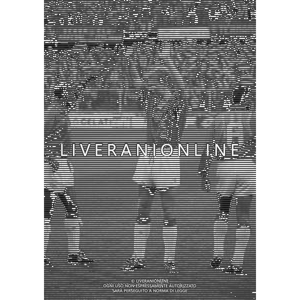 NEG-RETROSPETTIVA DENNIS BERGKAMP CALCIATORE NELLA FOTO DENNIS BERGKAMP CON LA MAGLIA DELL\'AJAX NELL\' ANNO 1991-1992 AG ALDO LIVERANI SAS