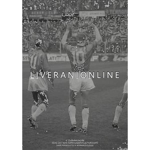 NEG-RETROSPETTIVA DENNIS BERGKAMP CALCIATORE NELLA FOTO DENNIS BERGKAMP CON LA MAGLIA DELL\'AJAX NELL\' ANNO 1991-1992 AG ALDO LIVERANI SAS