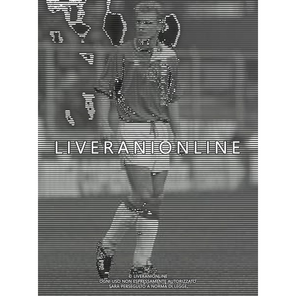 NEG-RETROSPETTIVA DENNIS BERGKAMP CALCIATORE NELLA FOTO DENNIS BERGKAMP CON LA MAGLIA DELL\'AJAX NELL\' ANNO 1991-1992 AG ALDO LIVERANI SAS