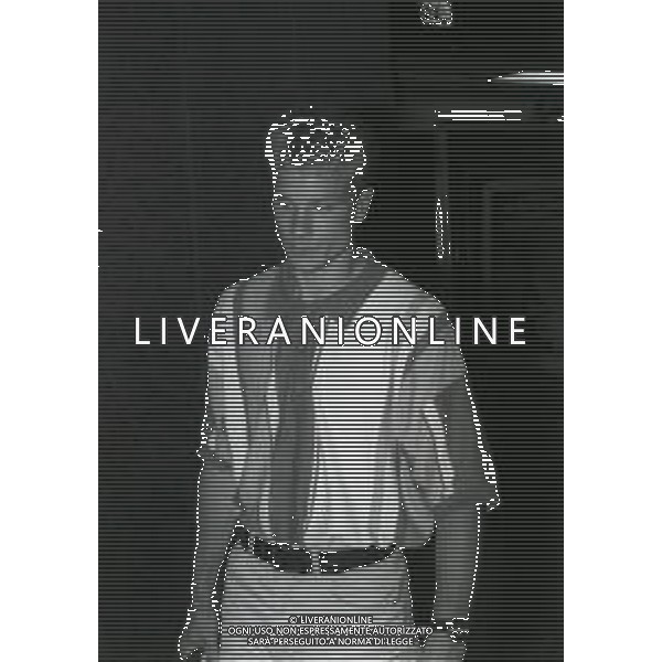 NEG-RETROSPETTIVA DENNIS BERGKAMP CALCIATORE NELLA FOTO DENNIS BERGKAMP CON WIM JONK ALL\'ARRIVO A LINATE MILANO NELL\'ANNO 1993 AG ALDO LIVERANI SAS 