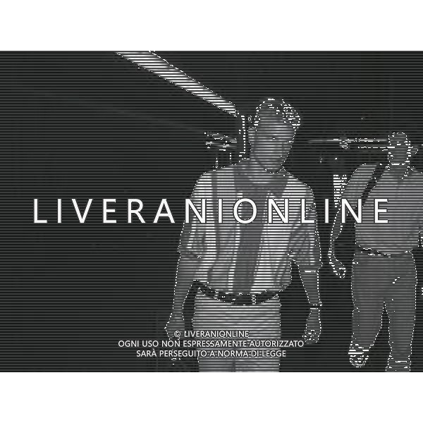 NEG-RETROSPETTIVA DENNIS BERGKAMP CALCIATORE NELLA FOTO DENNIS BERGKAMP CON WIM JONK ALL\'ARRIVO A LINATE MILANO NELL\'ANNO 1993 AG ALDO LIVERANI SAS 