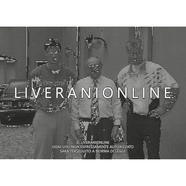 NEG-RETROSPETTIVA DENNIS BERGKAMP CALCIATORE NELLA FOTO DENNIS BERGKAMP CON WIM JONK E IL DOTTR MANLIO CIPOLLA ALL\'ARRIVO PER LE VISITEMEDICHE AL CAM NELL\'ANNO 1993 AG ALDO LIVERANI SAS 