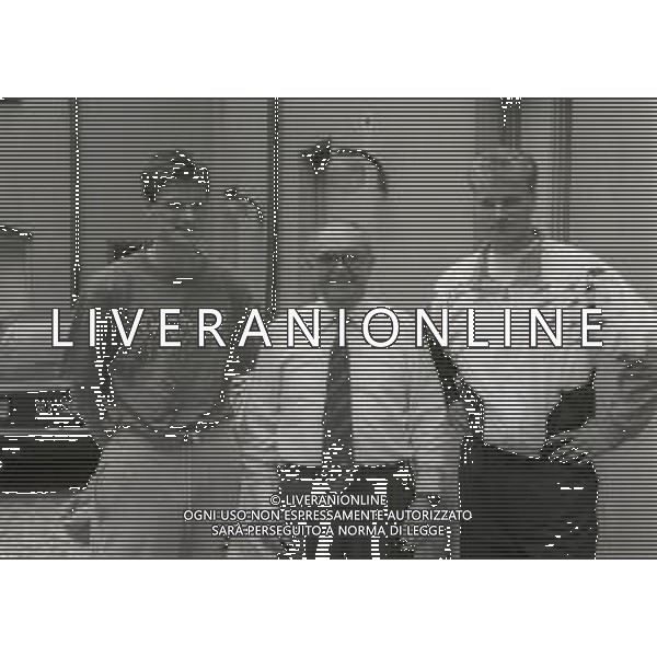 NEG-RETROSPETTIVA DENNIS BERGKAMP CALCIATORE NELLA FOTO DENNIS BERGKAMP CON WIM JONK E IL DOTTR MANLIO CIPOLLA ALL\'ARRIVO PER LE VISITEMEDICHE AL CAM NELL\'ANNO 1993 AG ALDO LIVERANI SAS 