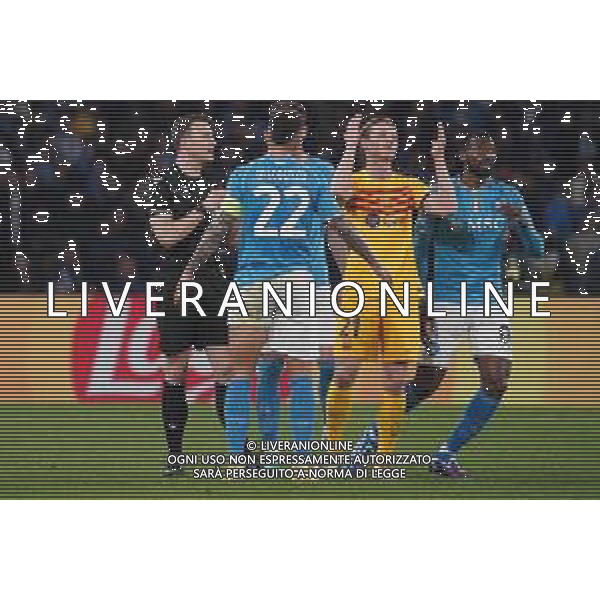 NAPOLI - BARCELLONA Ottavi Andata Champions League 21.02.2023 nella foto: ammonizione Frenkie de Jong ©MOSCA/AGENZIA ALDO LIVERANI SAS