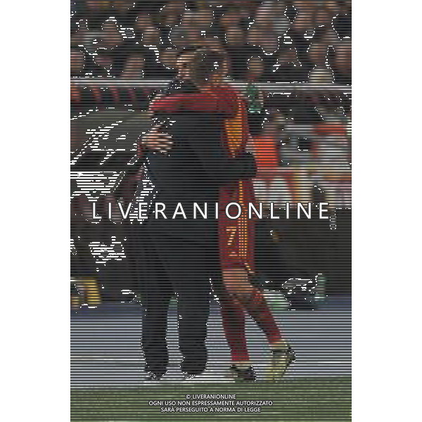 Roma vs Feyenoord - Europa League - Play Off - Stadio Olimpico - Roma 22-02-2024 nella foto Abbraccio tra De Rossi e Pellegrini ©Federico Gaetano/AGENZIA ALDO LIVERANI SAS