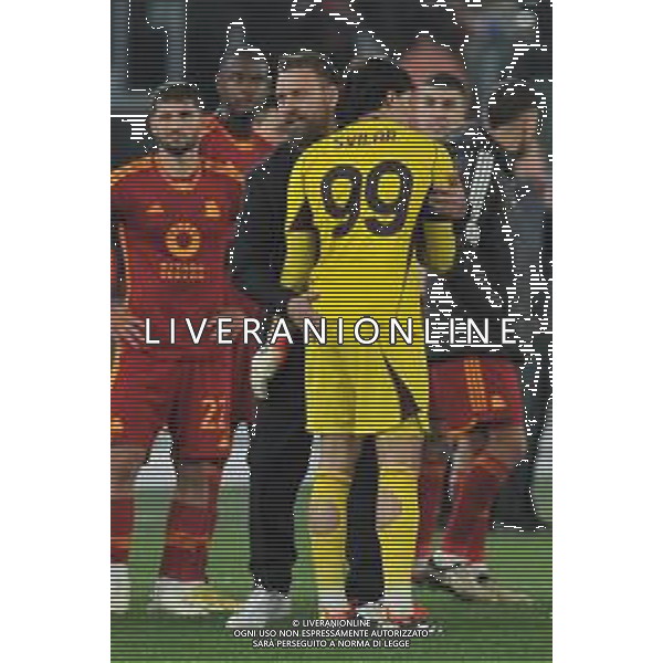 Roma vs Feyenoord - Europa League - Play Off - Stadio Olimpico - Roma 22-02-2024 nella foto De Rossi abbraccia Svilar ©Federico Gaetano/AGENZIA ALDO LIVERANI SAS