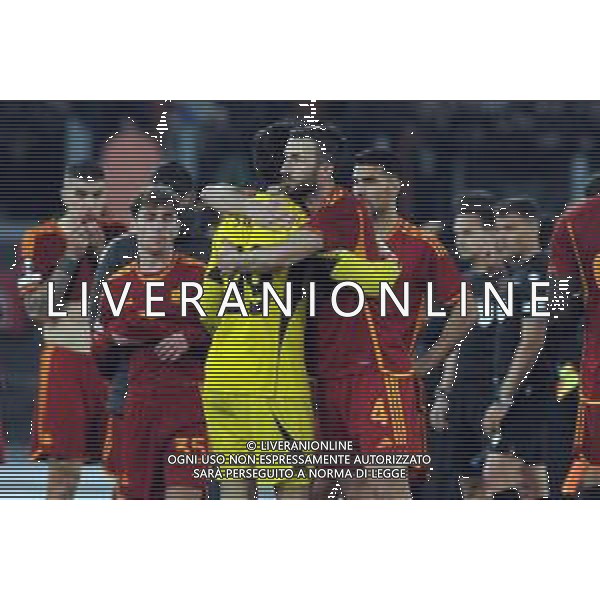 Roma vs Feyenoord - Europa League - Play Off - Stadio Olimpico - Roma 22-02-2024 nella foto Cristante abbraccia Svilar ©Federico Gaetano/AGENZIA ALDO LIVERANI SAS