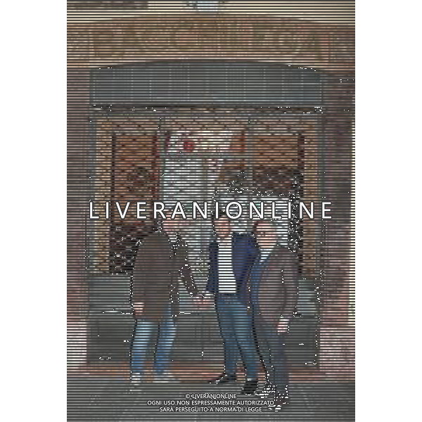 IMOLA 24 02 2024 BAR BOLOGNA PER RISTRUTTURARE IL PROPRIO LOCALE SI SPOSTA AL EX BAR BACCHILEGA CON IL PERMESSO DEL COMUNE PER 15 GIORNI NELLA FOTO DA SINISTRA ANDREA VERNOCCHI BAR BOLOGNA,SINDACO MARCO PANIERI E ASSESSORE PIERANGELO RAFFINI ALZANO LA SARACINESCA DEL BAR BACCHILEGA ©SANNA /AGENZIA ALDO LIVERANI SAS