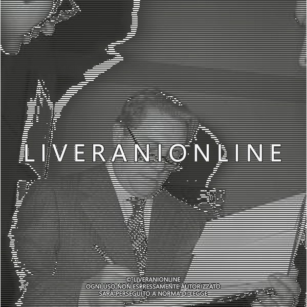 NEG-RETROSPETTIVA GIANNI BRERA GIORNALISTA E SCRITTORE NELLA FOTO GIANNI BRERA A MILANO ALLA PRESENTAZIONE DI UN MOSTRA NELL\'ANNO 1973 AG ALDO LIVERANI SAS