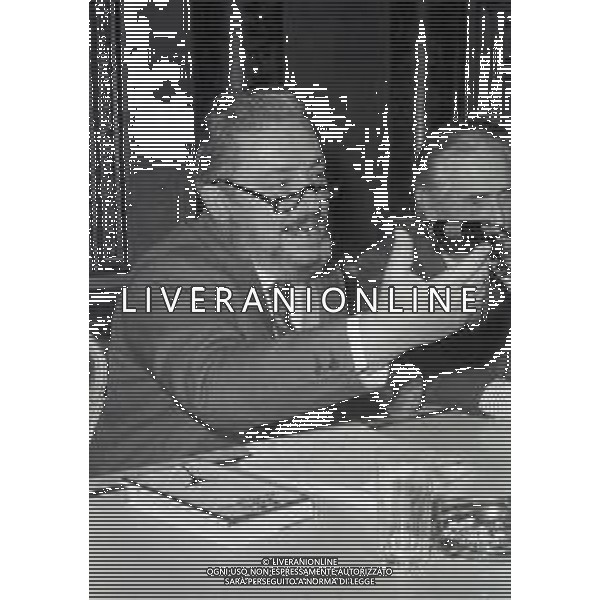 NEG-RETROSPETTIVA GIANNI BRERA GIORNALISTA E SCRITTORE NELLA FOTO GIANNI BRERA A MILANO AL CIRCOLO DELLA STAMPA CON MARIO SOLDATI NELL\'ANNO 1974 AG ALDO LIVERANI SAS 