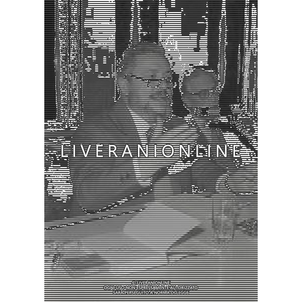 NEG-RETROSPETTIVA GIANNI BRERA GIORNALISTA E SCRITTORE NELLA FOTO GIANNI BRERA A MILANO AL CIRCOLO DELLA STAMPA CON MARIO SOLDATI NELL\'ANNO 1974 AG ALDO LIVERANI SAS 