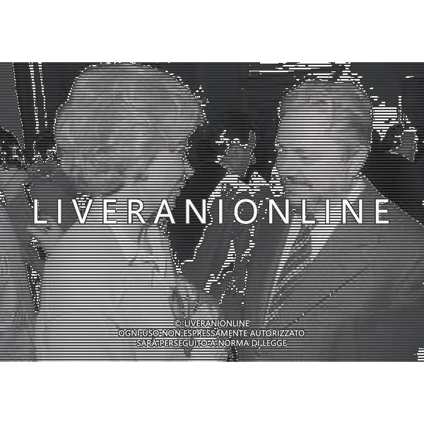 NEG-RETROSPETTIVA GIANNI BRERA GIORNALISTA E SCRITTORE NELLA FOTO GIANNI BRERA A MILANO NELL\'ANNO 1977 CON LEA PERICOLI AG ALDO LIVERANI SAS 