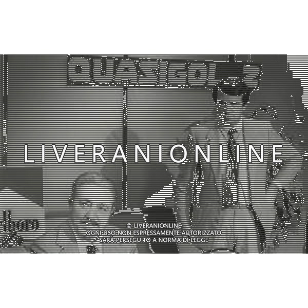 NEG-RETROSPETTIVA GIANNI BRERA GIORNALISTA E SCRITTORE NELLA FOTO GIANNI BRERA A MILANO NELL\'ANNO 1983 NELLA TRASMISSIONE TELEVIDIVA “QUASI GOL“ CON IL CONUTTORE TELEVISIVO LUIGI COLOMBO AG ALDO LIVERANI SAS  