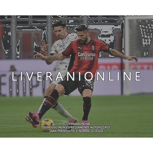 Milan vs Atalanta nella foto Berat Djimsiti (Atalanta) e Olivier Giroud (Milan) Milano 25-02-2024 Stadio Giuseppe Meazza - San Siro Campionato Serie A TIM - 26a giornata foto Roberto Garavaglia/Agenzia Aldo Liverani sas/AGENZIA ALDO LIVERANI SAS
