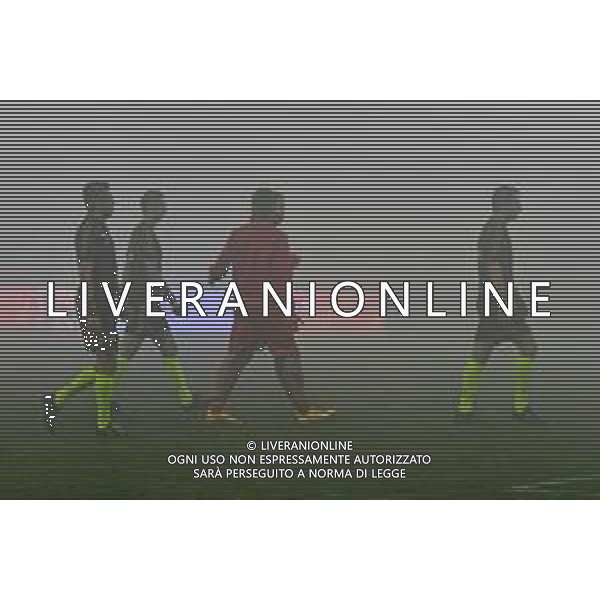 Serie B 2023-2024 Stadio Nicola Ceravolo Catanzaro-Bari Nella foto: arbitro Ivano Pezzuto con i capitani di Bari e Catanzaro in campo per la Nebbia la partita iniziera\' con 15 minuti di ritardo ©Andrea Rosito/AGENZIA ALDO LIVERANI SAS