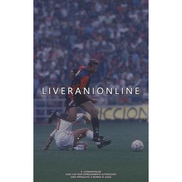 DIAP-RETROSPETTIVA DAN PETRESCU CALCIATORE NELLA FOTO DAN PETRESCU CON LA MAGLIA DEL GENOA CALCIO NELL\'ANNO 1993 AG ALDO LIVERANI SAS 