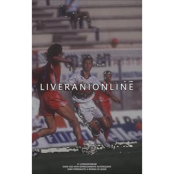 DIAP-RETROSPETTIVA DAN PETRESCU CALCIATORE NELLA FOTO DAN PETRESCU CON LA MAGLIA DEL GENOA CALCIO NELL\'ANNO 1993 AG ALDO LIVERANI SAS 
