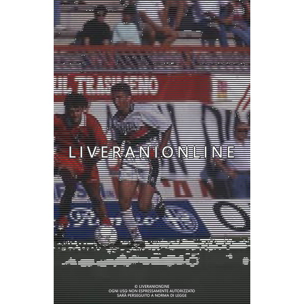 DIAP-RETROSPETTIVA DAN PETRESCU CALCIATORE NELLA FOTO DAN PETRESCU CON LA MAGLIA DEL GENOA CALCIO NELL\'ANNO 1993 AG ALDO LIVERANI SAS 