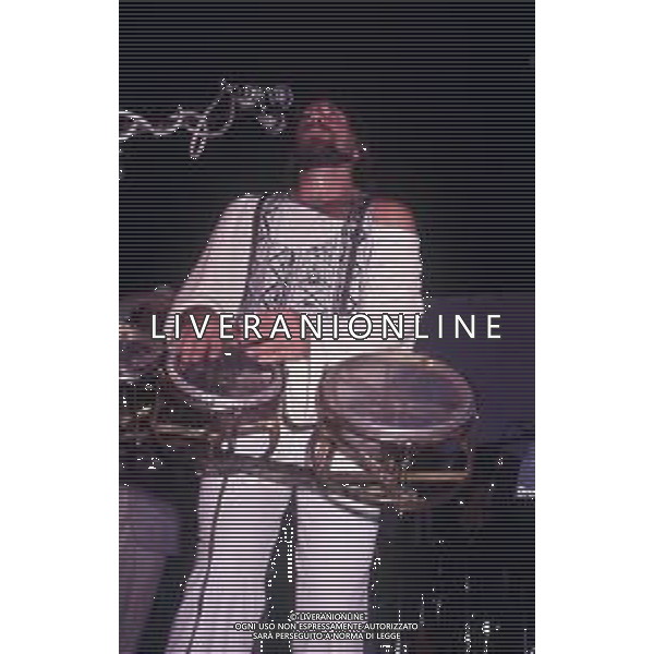 DIAP-RETROSPETTIVA TONY ESPOSITO MUSICISTA-PERCUSSIONISTA E CANTAUTORE NELLA FOTO TONY ESPOSITO NELL\'ANNO 1985 AG ALDO LIVERANI SAS